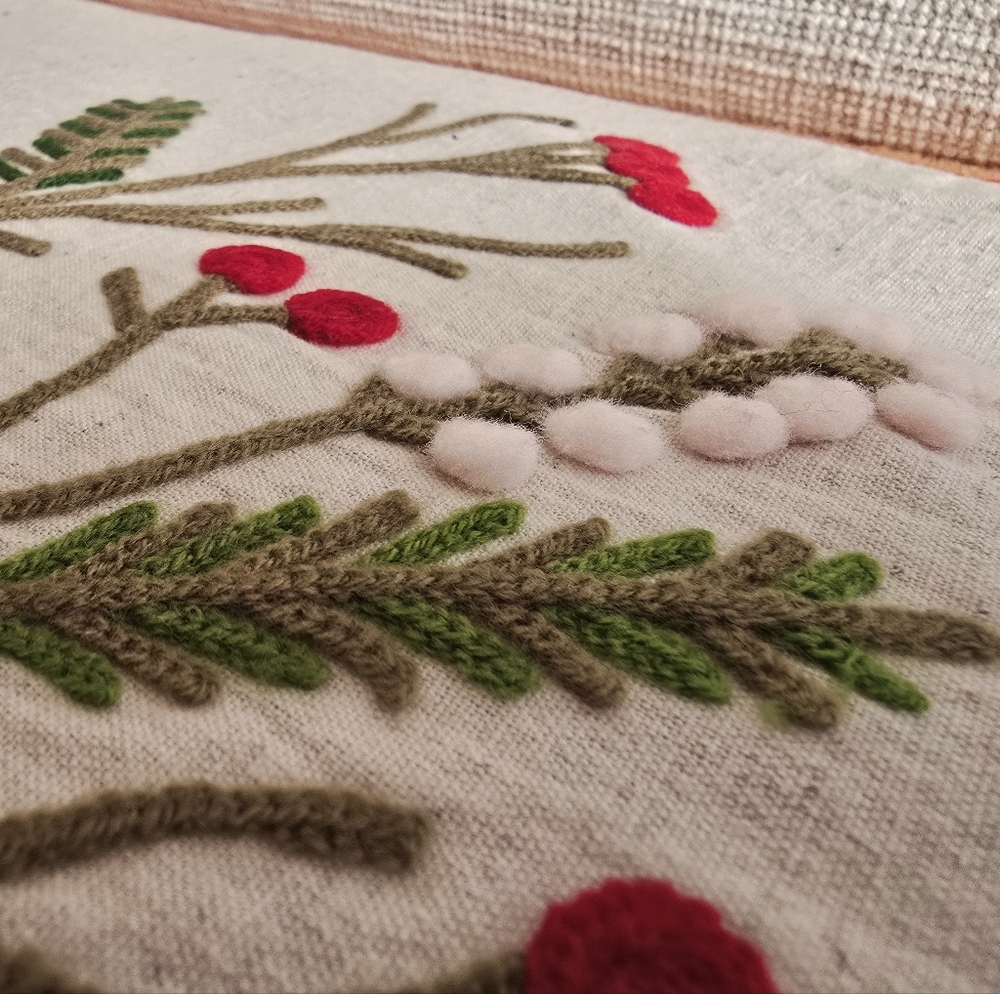 Max Studio Holiday Pointsetta 3D Table Or Bed Runner